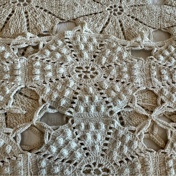 76” x 84” Vintage Handmade Crochet Floral Bedspread Blanket - Picture 9 of 11